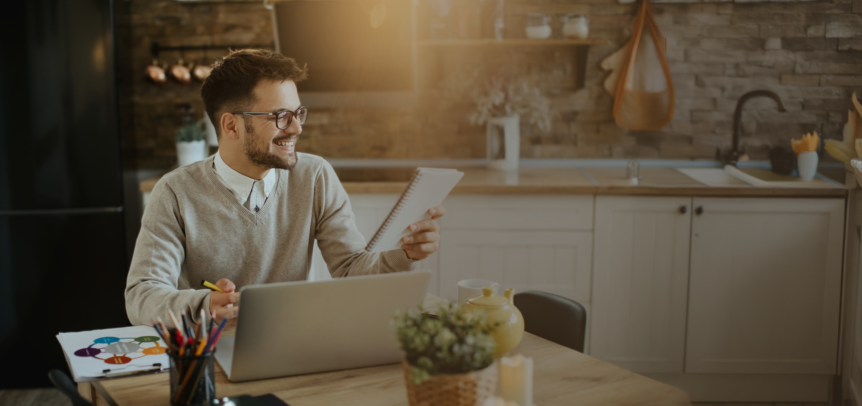 Familia protegida con seguros y planes de ahorro